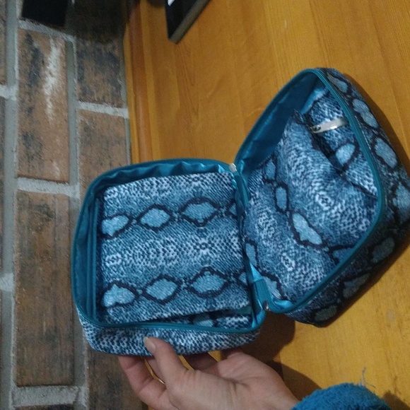 makeup travel bag organizer - Picture 2 of 10